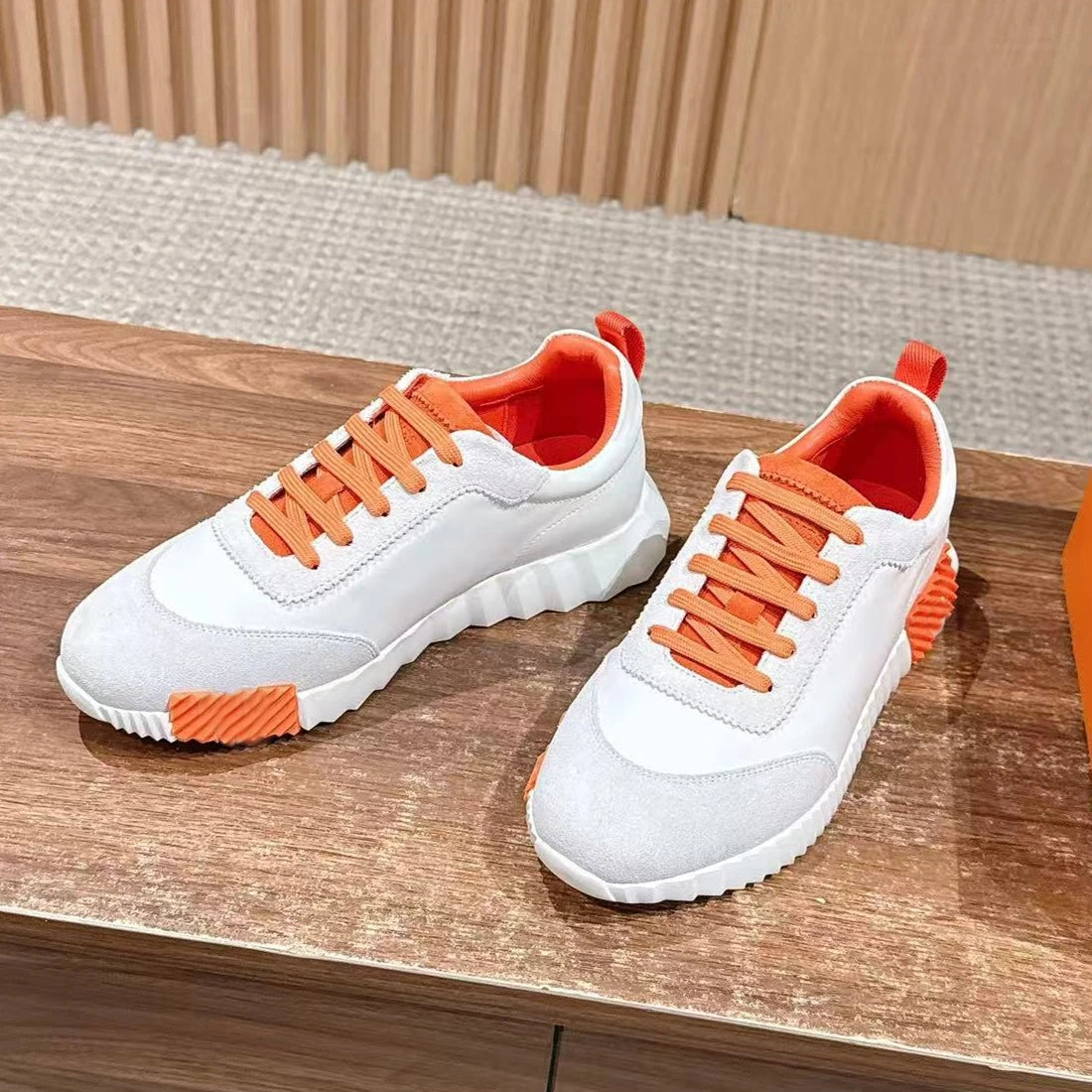 2026 New shoes fashion, individuality, women's leisure, fashionable flat sports shoes, leather mesh, breathable running, rubber
